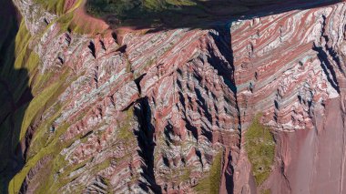 Gökkuşağı Dağı, Peru. Cusco yakınlarında Cerro Colorado olarak da bilinir. Hava görüntüsü. Güney Amerika