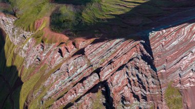 Gökkuşağı Dağı, Peru. Cusco yakınlarında Cerro Colorado olarak da bilinir. Hava görüntüsü. Güney Amerika