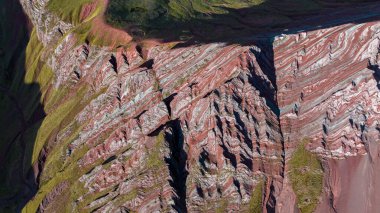 Gökkuşağı Dağı, Peru. Cusco yakınlarında Cerro Colorado olarak da bilinir. Hava görüntüsü. Güney Amerika