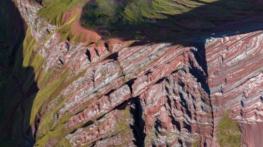 Gökkuşağı Dağı, Peru. Cusco yakınlarında Cerro Colorado olarak da bilinir. Hava görüntüsü. Güney Amerika