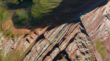Gökkuşağı Dağı, Peru. Cusco yakınlarında Cerro Colorado olarak da bilinir. Hava görüntüsü. Güney Amerika