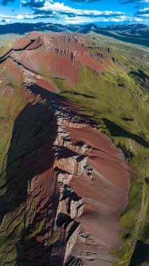 Gökkuşağı Dağı, Peru. Cusco yakınlarında Cerro Colorado olarak da bilinir. Hava görüntüsü. Güney Amerika