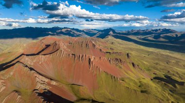 Gökkuşağı Dağı, Peru. Cusco yakınlarında Cerro Colorado olarak da bilinir. Hava görüntüsü. Güney Amerika