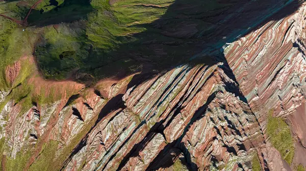 Gökkuşağı Dağı, Peru. Cusco yakınlarında Cerro Colorado olarak da bilinir. Hava görüntüsü. Güney Amerika