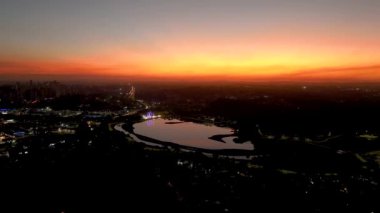 Curitiba Parana, Brezilya 'da. Hava görüntüsü. Binalar ve Tangua Park manzaralı harika bir gün batımı. Yansımalı göl.