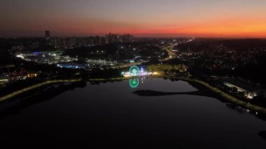 Curitiba Parana, Brezilya 'da. Hava görüntüsü. Binalar ve Tangua Park manzaralı harika bir gün batımı. Yansımalı göl.