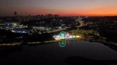 Curitiba Parana, Brezilya 'da. Hava görüntüsü. Binalar ve Tangua Park manzaralı harika bir gün batımı. Yansımalı göl.