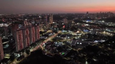 Curitiba Brezilya 'da. Şehir merkezi caddesi XV de Novembro. Rua das Flores. Turistik bir yer, çiçekli bir cadde, tarihi şehir merkezi. Ticaret, yerel halk ve turistler.