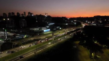 Curitiba Parana, Brezilya 'da. Hava görüntüsü. Binalar ve Tangua Park manzaralı harika bir gün batımı. Yansımalı göl.