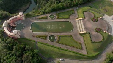 Curitiba, Brezilya. Curitiba şehrindeki ünlü Tangua Park 'ın Panorama manzarası. Orman ağaçları ve şelaleli harika doğa parkı sahnesi.