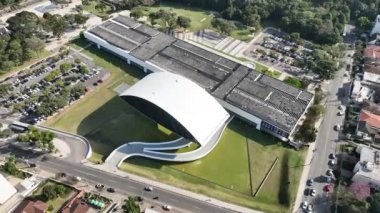 Curitiba, Parana, Brezilya - 06.20.2024 - Brezilya 'nın Parana eyaletindeki Curitiba şehir merkezindeki ünlü Oscar Niemeyer Müzesi' nin gece hava görüntüsü. Oscar Niemeyer Curitiba, Brezilya 'nın tarihi müzesi.