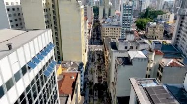 Curitiba Brezilya 'da. Şehir merkezi caddesi XV de Novembro. Rua das Flores. Turistik bir yer, çiçekli bir cadde, tarihi şehir merkezi. Ticaret, yerel halk ve turistler.