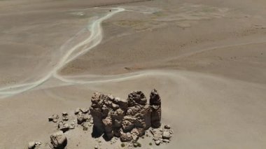 Şili 'deki Atacama Çölü. Atacama, Calama, Antofagasta, çöl ve Salar 'daki doğal yaşam alanındaki pembe flamingoların hava görüntüsü.