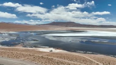 Şili 'deki Atacama Çölü. Hava görüntüsü. 27. yol, araba yolculuğu sırasında yol. Salar de Loyoques.