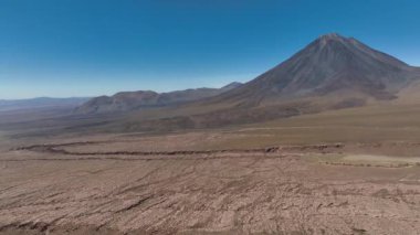 Atacama, Şili 'deki Licancabur volkanı. Hava görüntüsü. Güney Amerika