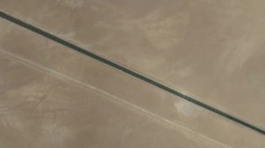 Şili 'deki Atacama Çölü. Hava görüntüsü. 27. yol, araba yolculuğu sırasında yol. Salar de Loyoques.