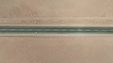Şili 'deki Atacama Çölü. Hava görüntüsü. 27. yol, araba yolculuğu sırasında yol. Salar de Loyoques.