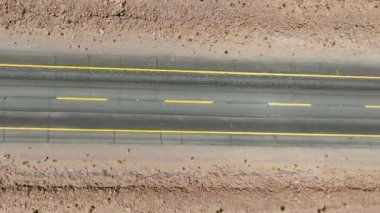Şili 'deki Atacama Çölü. Hava görüntüsü. 27. yol, araba yolculuğu sırasında yol. Salar de Loyoques.