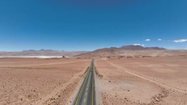 Şili 'deki Atacama Çölü. Hava görüntüsü. 27. yol, araba yolculuğu sırasında yol. Salar de Loyoques.