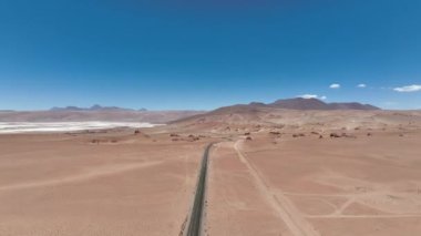 Şili 'deki Atacama Çölü. Hava görüntüsü. 27. yol, araba yolculuğu sırasında yol. Salar de Loyoques.
