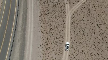 Şili 'deki Atacama Çölü. Hava görüntüsü. 27. yol, araba yolculuğu sırasında yol. Salar de Loyoques.