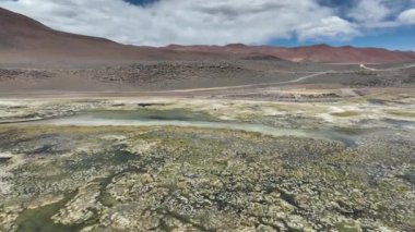 Şili 'deki Atacama Çölü. Hava görüntüsü. 27. yol, araba yolculuğu sırasında yol. Salar de Loyoques.