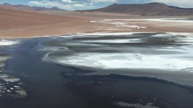 Şili 'deki Atacama Çölü. Hava görüntüsü. 27. yol, araba yolculuğu sırasında yol. Salar de Loyoques.
