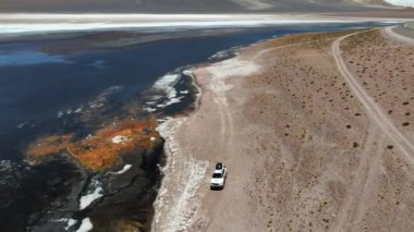 Şili 'deki Atacama Çölü. Hava görüntüsü. 27. yol, araba yolculuğu sırasında yol. Salar de Loyoques.