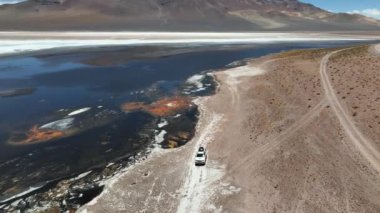 Şili 'deki Atacama Çölü. Hava görüntüsü. 27. yol, araba yolculuğu sırasında yol. Salar de Loyoques.