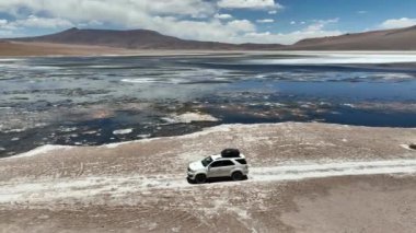 Şili 'deki Atacama Çölü. Hava görüntüsü. 27. yol, araba yolculuğu sırasında yol. Salar de Loyoques.