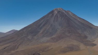 Atacama, Şili 'deki Licancabur volkanı. Hava görüntüsü. Güney Amerika