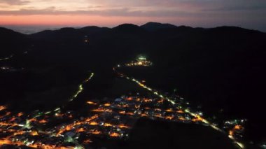 Santa Catarina 'daki Itapema Sahili, gece videolu hava manzaralı.