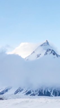 K2 dağ zirvesi, dünyanın en yüksek ikinci dağı, K2 yürüyüşü, Pakistan, Asya. Dikey video