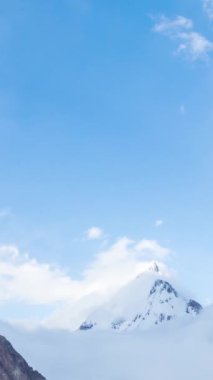 K2 dağ zirvesi, dünyanın en yüksek ikinci dağı, K2 yürüyüşü, Pakistan, Asya. Dikey video