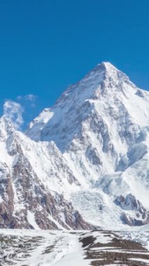K2 dağ zirvesi, dünyanın en yüksek ikinci dağı, K2 yürüyüşü, Pakistan, Asya. Dikey video
