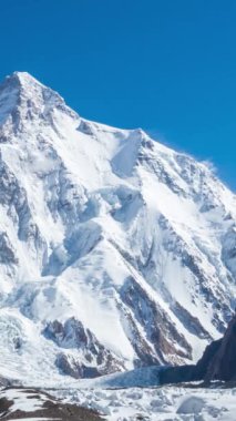 K2 dağ zirvesi, dünyanın en yüksek ikinci dağı, K2 yürüyüşü, Pakistan, Asya. Dikey video