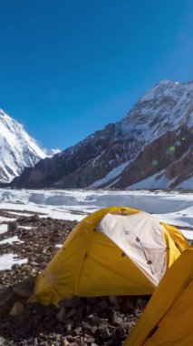 K2 dağ zirvesi, dünyanın en yüksek ikinci dağı, K2 yürüyüşü, Pakistan, Asya. Dikey video