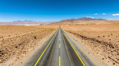 Şili 'deki Atacama Çölü. Hava görüntüsü. 27. yol, araba yolculuğu sırasında yol. Salar de Loyoques. Güney Amerika