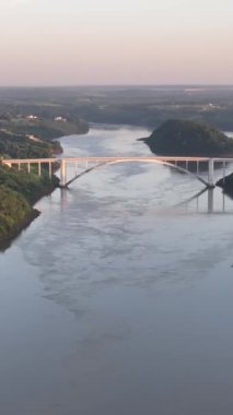 Paraguai sınırı. Foz do Iguacu, Ponte da Amizade hava manzaralı. Dikey video