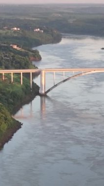 Paraguai sınırı. Foz do Iguacu, Ponte da Amizade hava manzaralı. Dikey video