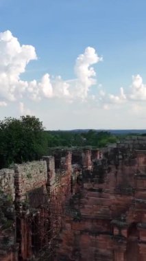 Cizvit Harabeleri. San Ignacio mini görevi 1632 'de Arjantin' de kuruldu. Dikey video hava görüntüsü.