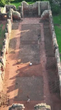 Cizvit Harabeleri. San Ignacio mini görevi 1632 'de Arjantin' de kuruldu. Dikey video hava görüntüsü.