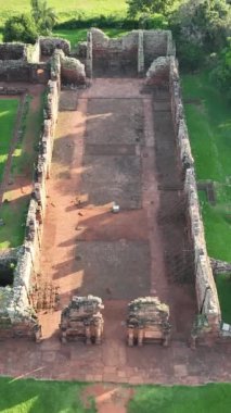 Cizvit Harabeleri. San Ignacio mini görevi 1632 'de Arjantin' de kuruldu. Dikey video hava görüntüsü.