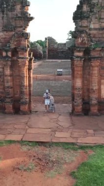 Cizvit Harabeleri. San Ignacio mini görevi 1632 'de Arjantin' de kuruldu. Dikey video hava görüntüsü.