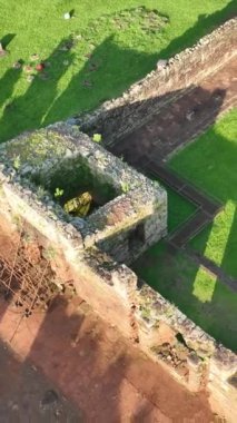 Cizvit Harabeleri. San Ignacio mini görevi 1632 'de Arjantin' de kuruldu. Dikey video hava görüntüsü.