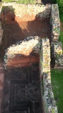 Cizvit Harabeleri. San Ignacio mini görevi 1632 'de Arjantin' de kuruldu. Dikey video hava görüntüsü.
