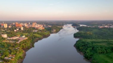 Paraguai sınırı. Foz do Iguacu, Ponte da Amizade hava manzarası.