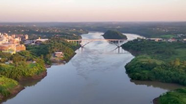 Paraguai sınırı. Foz do Iguacu, Ponte da Amizade hava manzarası.