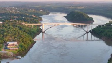 Paraguai sınırı. Foz do Iguacu, Ponte da Amizade hava manzarası.