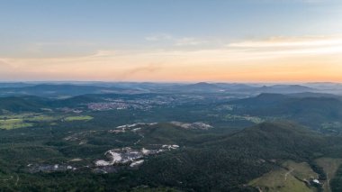 Goias, Brezilya 'da pirenopolis. Gün batımında hava görüntüsü.